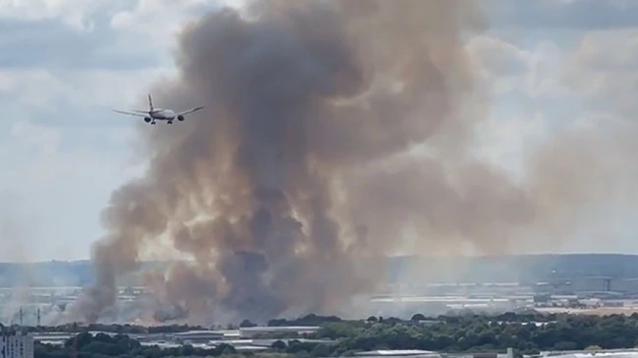 Θρίλερ στην Αγγλία: Μεγάλη φωτιά κοντά στο αεροδρόμιο του Heathrow – Αεροπλάνο περνάει μέσα από τους καπνούς