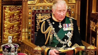 Eλληνορθόδοξη μουσική και νέο ύμνο από τον Andrew Lloyd Weber θέλει στη στέψη του ο Κάρολος