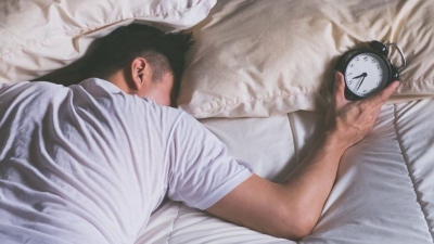 Οι επιστήμονες προειδοποιούν: Η «αναπλήρωση ύπνου» τα Σαββατοκύριακα είναι μύθος