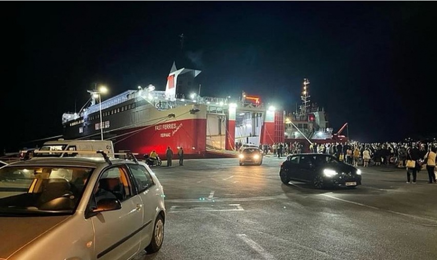 Πώς έλαβε τέλος η 18ωρη ταλαιπωρία των επιβατών του Fast Ferries Andros στη Ραφήνα - Μετά τα μεσάνυχτα πάτησαν στεριά