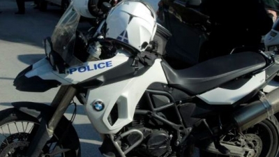 Άνω Λιόσια: Σύγκρουση οχήματος με μηχανές της ομάδας ΔΙΑΣ – Τραυματίες 4 αστυνομικοί, συνελήφθη ο οδηγός του ΙΧ