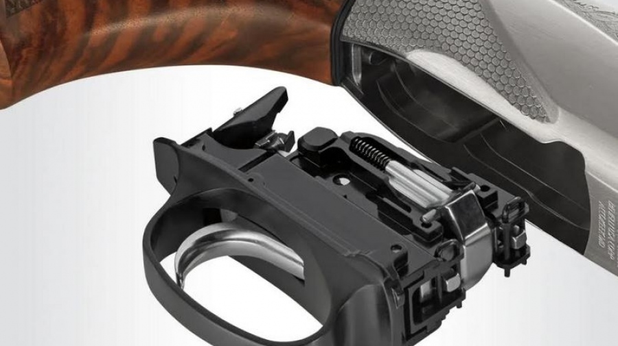 Έκθεση μοντέρνας τέχνης το όπλο Benelli 828 S Black A.I.