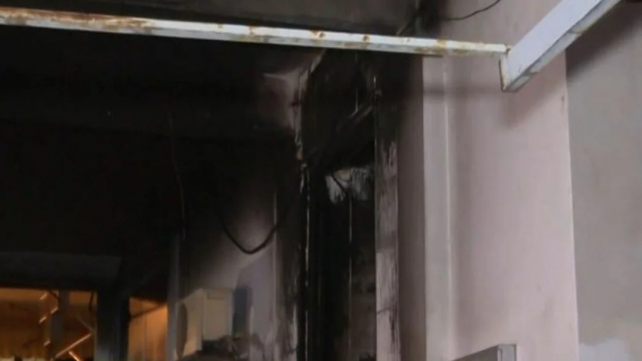 Θεσσαλονίκη: Εμπρηστική επίθεση με γκαζάκια σε είσοδο πολυκατοικίας τα ξημερώματα