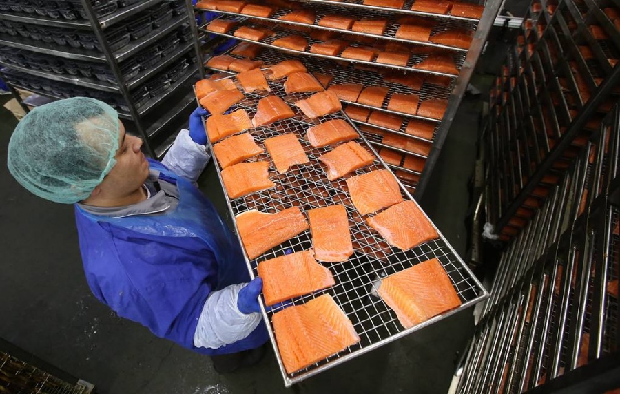 Οι ΗΠΑ απαγόρευσαν τις εισαγωγές σολομού, μπακαλιάρου και καβουριού από τη Ρωσία