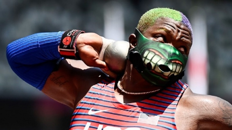 Σφαιροβολία: Με μάσκα Χουλκ η Σόντερς! (video)