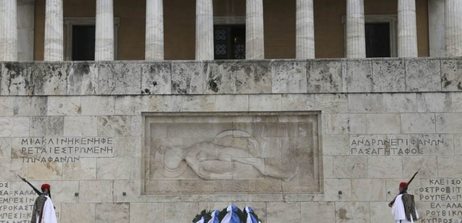 Λιτός ο φετινός εορτασμός της 25ης Μαρτίου – Κατάθεση στεφάνου στο μνημείο του Άγνωστου Στρατιώτη