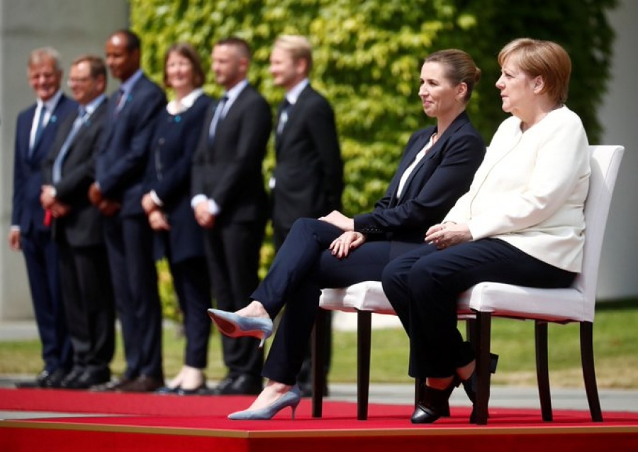 Η Angela Merkel υποδέχτηκε καθιστή την πρωθυπουργό της Δανίας