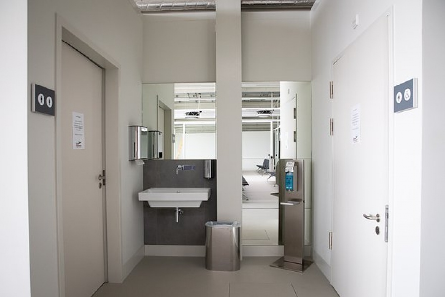 Απίστευτο: Σουηδός αξιωματούχος ξέχασε τα έγγραφα ένταξης στο ΝΑΤΟ στην... τουαλέτα του αεροδρομίου