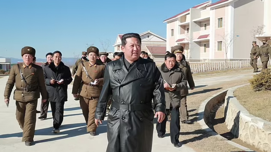 Η επανεμφάνιση του Kim Jong un μετά τις φήμες για την υγεία του - Η περιήγηση με το δερμάτινο Jacket
