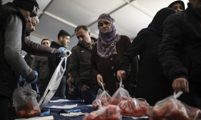 Ο Erdogan μοιράζει... πατάτες και κρεμμύδια στους φτωχούς - Αντιπολίτευση: Δείγμα της κρίσης που επικρατεί στην Τουρκία