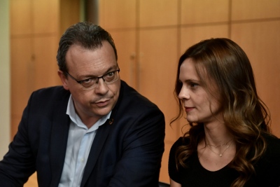 Σαν τιμωρημένοι στον εξώστη Αχτσιόγλου - Φάμελλος, χαμογελούσαν και άκουγαν τον Τσίπρα να τους αδειάζει…