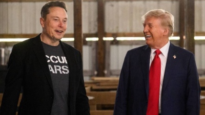 O Trump στηρίζει Musk απέναντι στους... παρανοϊκoύς αριστερούς - Θα αγοράσει αυτοκίνητο της Tesla