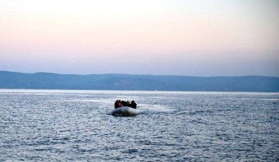 Βάρκα με 32 πρόσφυγες και μετανάστες έφτασε στη Μυτιλήνη