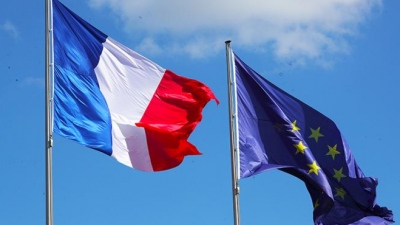 Ανταρσία στη Γαλλία: Πατριώτες δήμαρχοι κατεβάζουν τις σημαίες της ΕΕ - Ραγίζει η εύθραυστη βιτρίνα της Ευρώπης