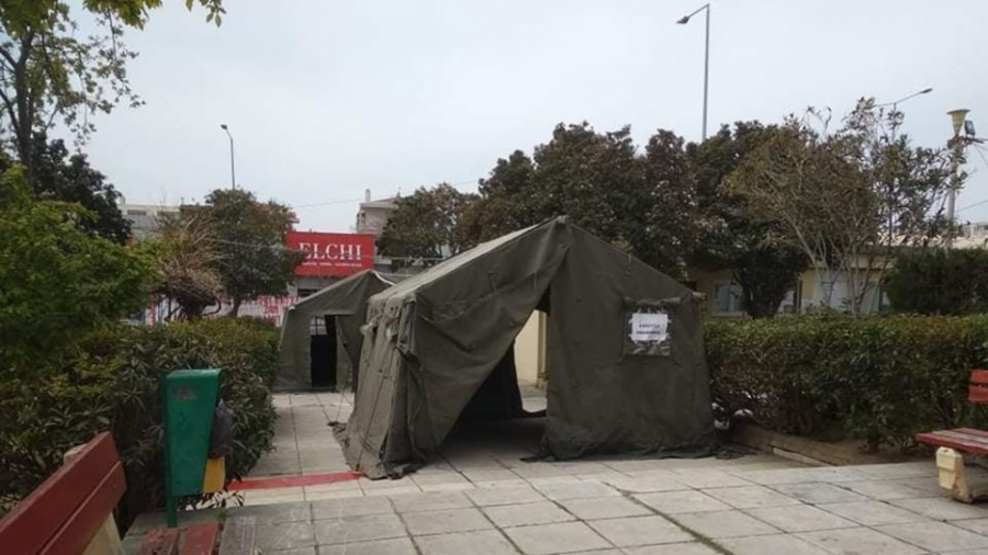 Στρατιωτικές σκηνές στο προαύλιο του νοσοκομείου «Άγιος Παύλος» στη Θεσσαλονίκη για τους ασθενείς με κορωνοϊό