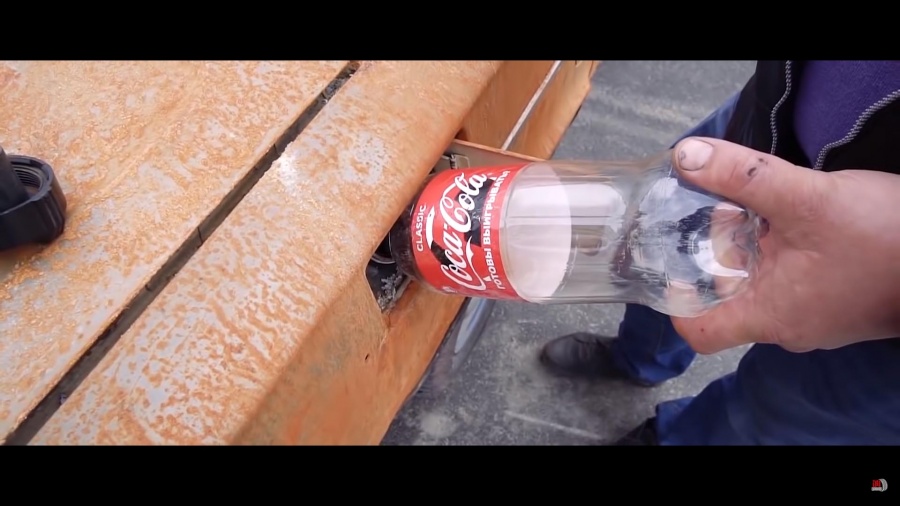 Τι θα γίνει αν αδειάσει ένα μπουκάλι Coca-Cola στο ρεζερβουάρ ενός Lada;