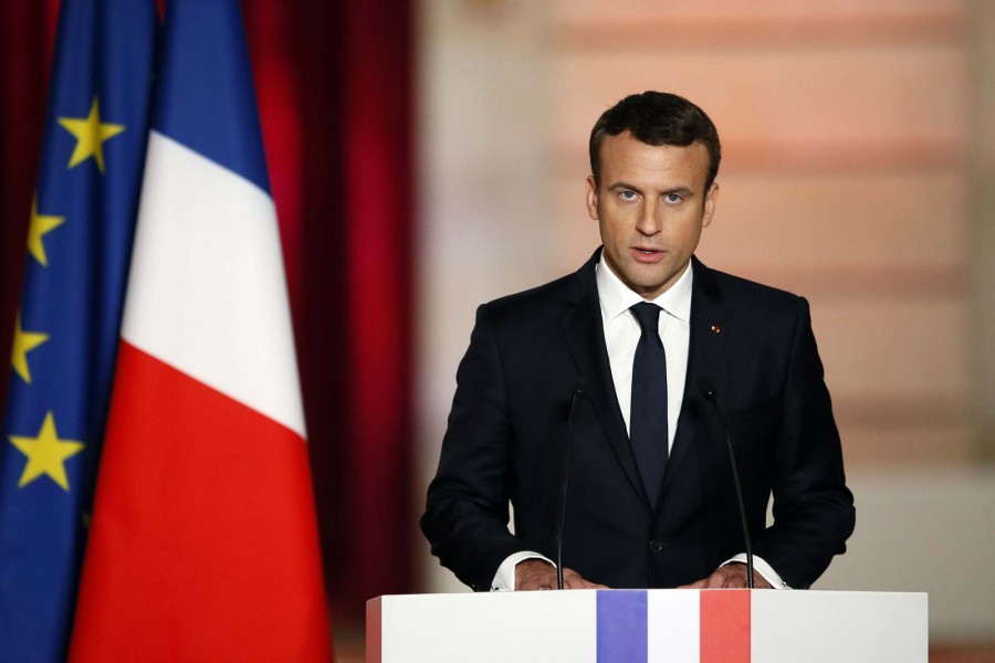 Macron (Γαλλία): Θα ζήσουμε με τον κορωνοϊό τουλάχιστον έως το μέσον του 2021