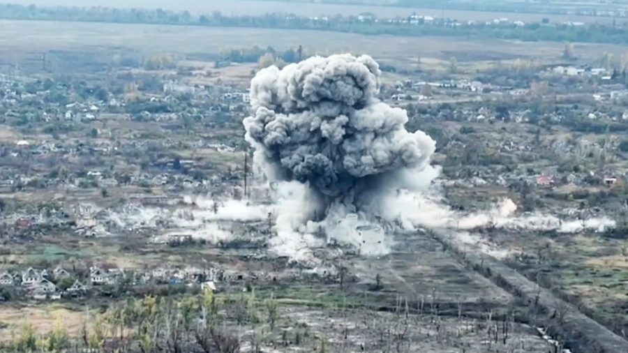 Θηρίο 3 τόνων «κατάπιε» το Myrnohrad - Το συγκλονιστικό πλήγμα των Ρώσων κατά του ουκρανικού στρατού με FAB 3000 (vid)