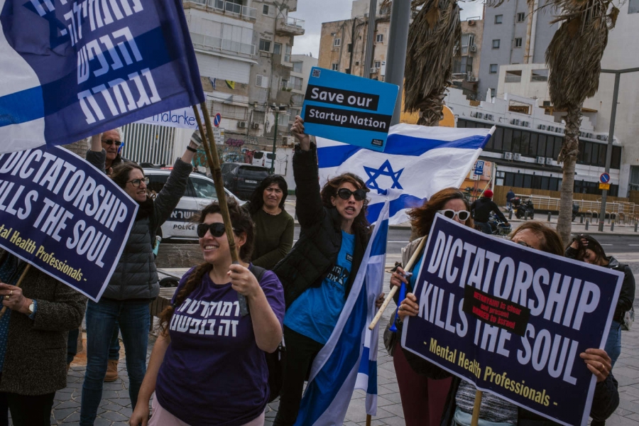 Νέες διαδηλώσεις στο Ισραήλ κατά της δικαστικής μεταρρύθμισης, παρά την αναδίπλωση Netanyahu