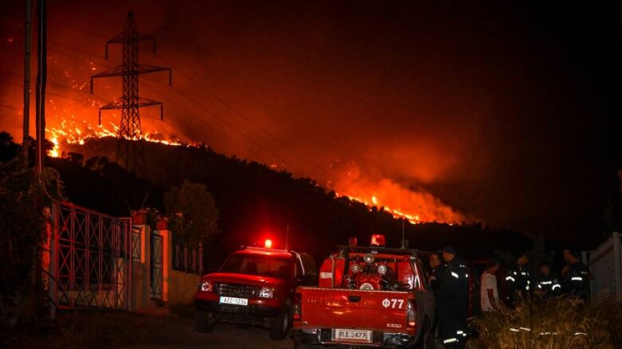 Μάχη με 122 πυρκαγιές σε ολόκληρη την Ελλάδα δίνει η πυροσβεστική