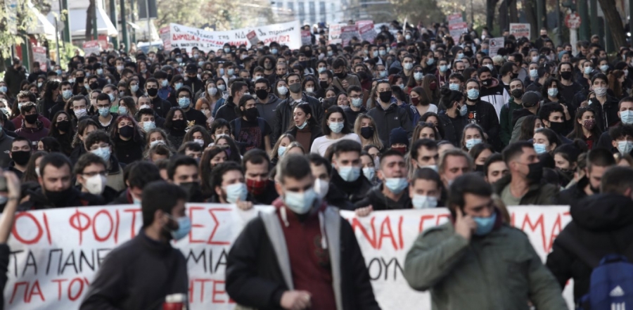 Χιλιάδες στο πανεκπαιδευτικό συλλαλητήριο στο κέντρο της Αθήνας - Άγρια κόντρα στη Βουλή