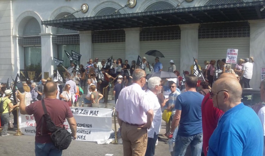 Δακρυγόνα και ξύλο στους συνταξιούχους της Εθνικής Τράπεζας