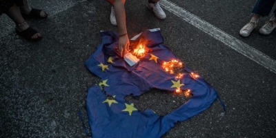 Politico: Η Ευρωπαϊκή Ένωση κάνει τον Πόντιο Πιλάτο για το ναυάγιο της Πύλου αντί να ερευνήσει τις ελληνικές αρχές