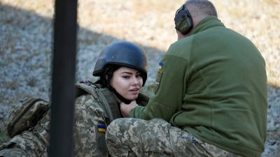 Από 1η Οκτωβρίου, οι γυναίκες υπόχρεες για στρατιωτική θητεία δεν θα μπορούν να φύγουν από την Ουκρανία