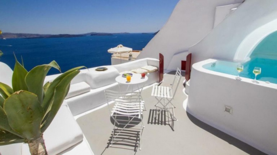 Επενδύσεις σε ξενοδοχεία σε Σαντορίνη και Πάρο