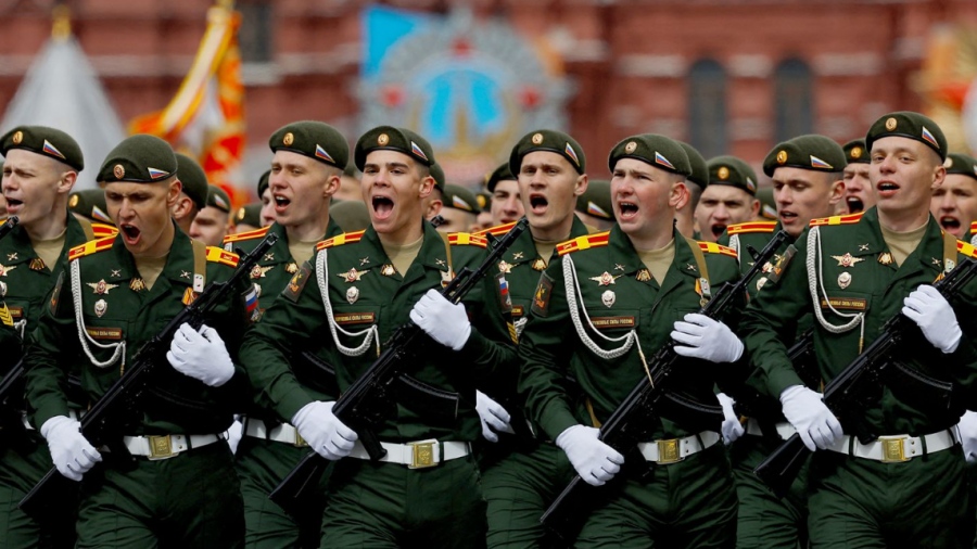 Αυστηρή εντολή Putin: Η στρατιωτική στολή θα κατασκευάζεται εξ ολοκλήρου στη Ρωσία