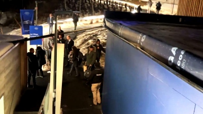 Eξέλιξη σοκ στο Davos: Εκκενώνεται το συνεδριακό κέντρο – Aσυνήθιστη οσμή που προκαλεί βήχα έσπειρε πανικό (vid)