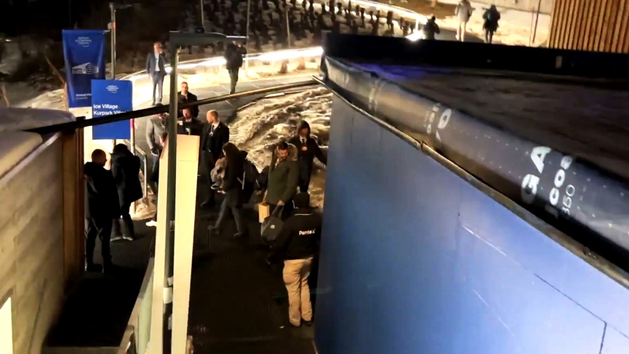 Eξέλιξη σοκ στο Davos: Εκκενώνεται το συνεδριακό κέντρο – Aσυνήθιστη οσμή που προκαλεί βήχα έσπειρε πανικό (vid)