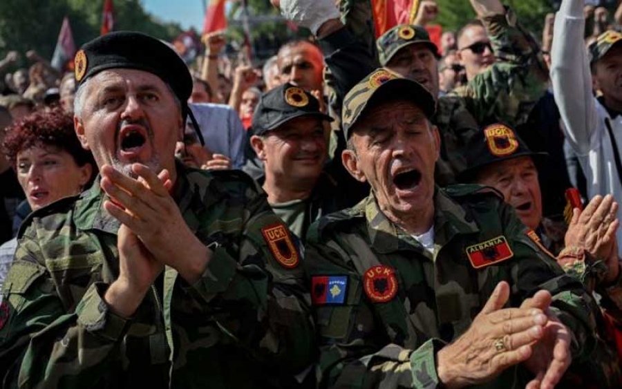 Χάος στο Κοσσυφοπέδιο: Ξυπόλητοι Αλβανοί καίνε την Πρίστινα μετά την καταδίκη των φασιστών του UCK για εγκλήματα πολέμου