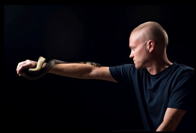 Τρομακτικό κι αφύσικο! - Τον δάγκωσαν 200 φονικές κόμπρες, μάμπα και σκορπιοί κι επέζησε!