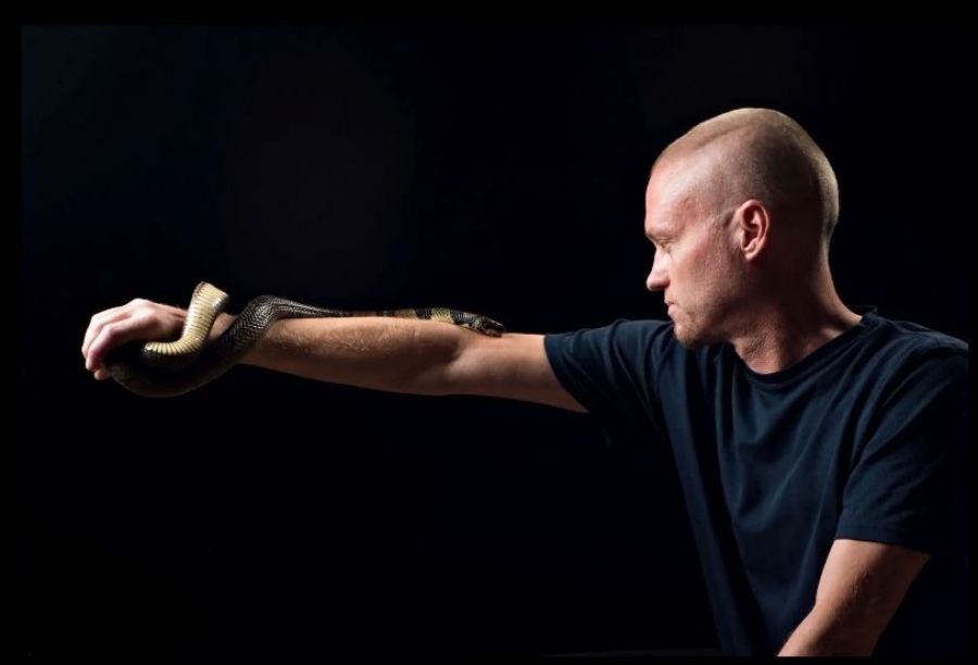 Τρομακτικό κι αφύσικο! - Τον δάγκωσαν 200 φονικές κόμπρες, μάμπα και σκορπιοί κι επέζησε!