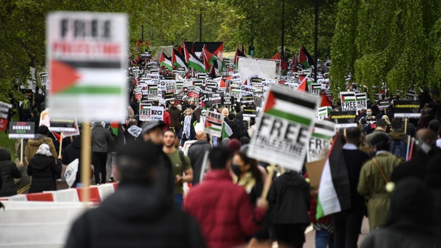 Μεσανατολικό - Βρετανία: Χιλιάδες πολίτες διαδηλώνουν υπέρ Παλαιστινίων στο Λονδίνο