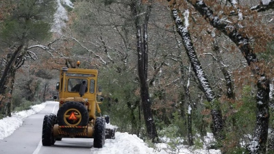 Καιρός: Χιονίζει στην Πάρνηθα – Διακόπηκε η κυκλοφορία από το τελεφερίκ