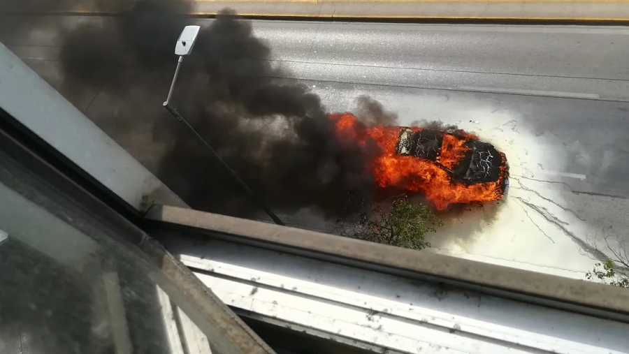 Φωτιά ξέσπασε σε αυτοκίνητο στη λεωφόρο Συγγρού - Από θαύμα σώθηκε η οικογένεια