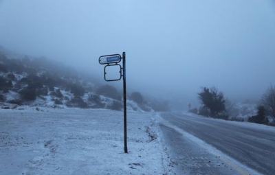 Η χιονόπτωση έκλεισε την λεωφόρο Πάρνηθος