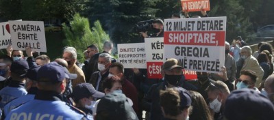 Τίρανα: Αλβανοί κινήθηκαν κατά της ελληνικής διπλωματικής αποστολής