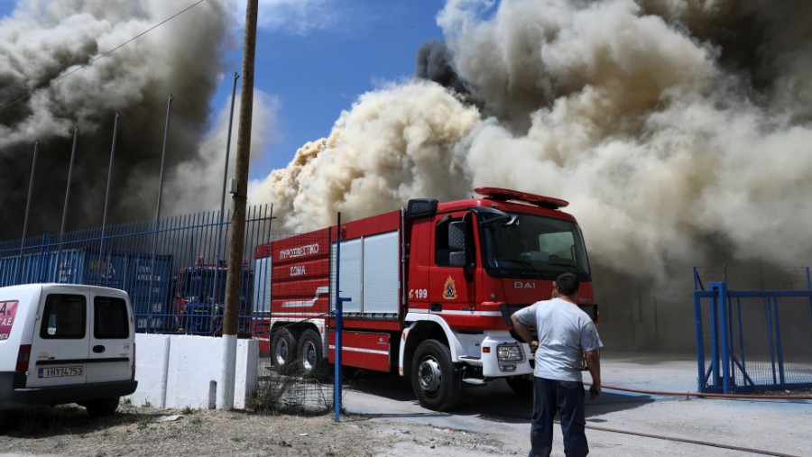 Aσπρόπυργος: Μεγάλη φωτιά σε εργοστάσιο ξυλείας