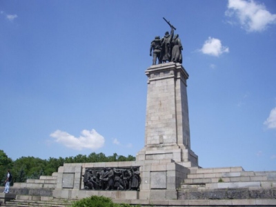 Βουλγαρία: Αποκαθήλωση μνημείου του Σοβιετικού «Κόκκινου Στρατού», ύψους 45 μέτρων - Τι σημαίνει για τους Ρώσους