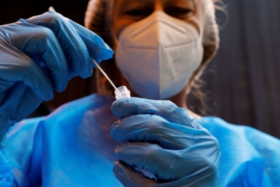 Ένα υποχρεωτικό rapid test την εβδομάδα για τους ανεμβολίαστους εργαζόμενους