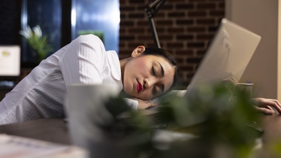 Ύπνος στη δουλειά: Η ασυνήθιστη πρακτική που βοηθάει τον εργαζόμενο