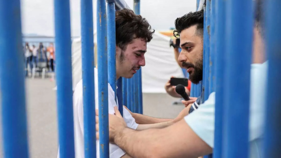 Ναυάγιο: Η συγκλονιστική στιγμή που διασωθέντας συναντήθηκε με τον αδερφό του που ήρθε από την Ολλανδία μόλις είδε τις ειδήσεις