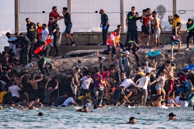 Διαλύεται η Schengen, οι παράνομοι στη Ceuta ανατινάζουν τα σύνορα της ΕΕ - Η Τουρκία «οπλίζει» 1 εκατ. μετανάστες στη Λιβύη