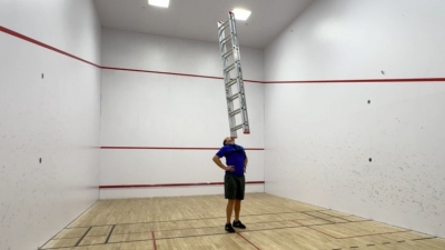 Αδιανόητη ενέργεια για να κερδίσει το Guinness - Ισορρόπησε σκάλα στο πηγούνι του για 19 λεπτά (vid)