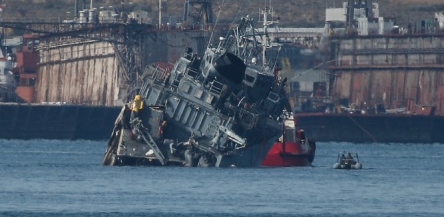 Έρευνες για τα αίτια της σύγκρουσης του Καλλιστώ του Πολεμικού Ναυτικού με εμπορικό πλοίο έξω από Πειραιά - Δύο τραυματίες - Περιπαικτικό δημοσίευμα από Yeni Safak