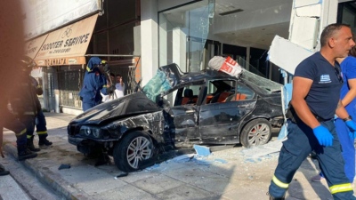 Σοβαρό τροχαίο στην Κηφισίας – Αυτοκίνητο έπεσε πάνω σε κατάστημα