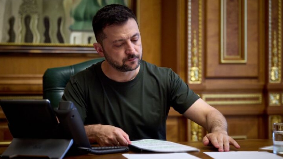 Economist: Οι έρευνες για διαφθορά στο στενό περιβάλλον του Zelensky σφίγγουν τον κλοιό γύρω του